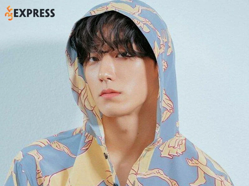 nam-than-lee-do-hyun-bi-nghi-lay-qua-fan-tang-ban-gai-35express