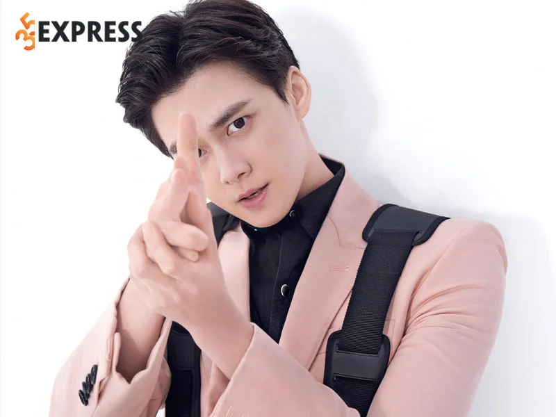 nhung-hinh-anh-dien-trai-cua-ly-dich-phong-4-35express