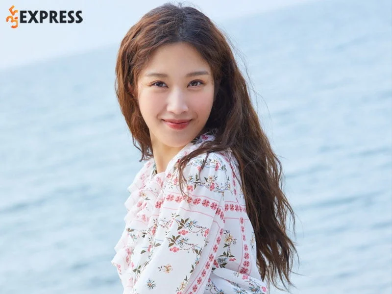 tieu-su-cua-moon-ga-young-35express