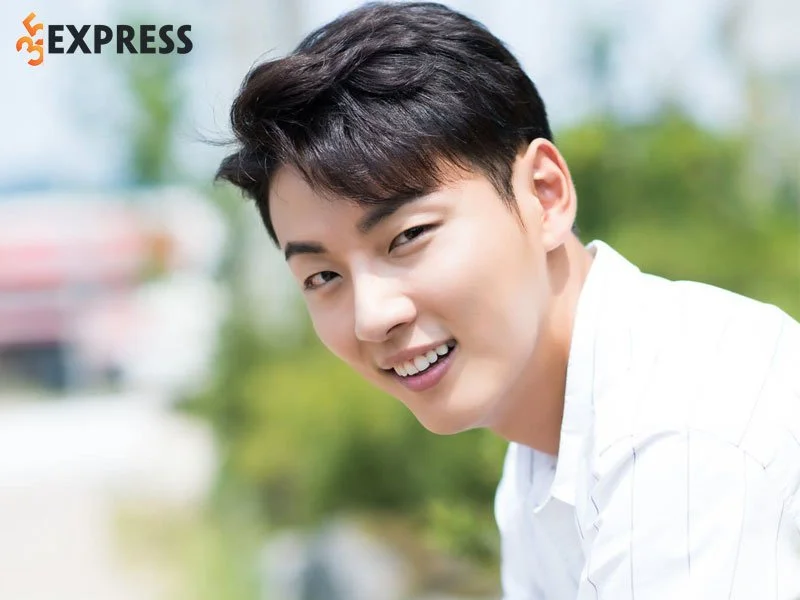 yoon-shi-yoon-la-ai-1-35express