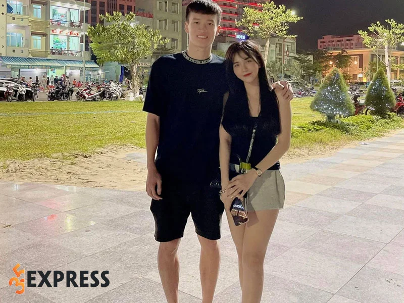 chuyen-tinh-cua-gia-han-va-chang-cau-thu-tre-hoang-duc-1-35express