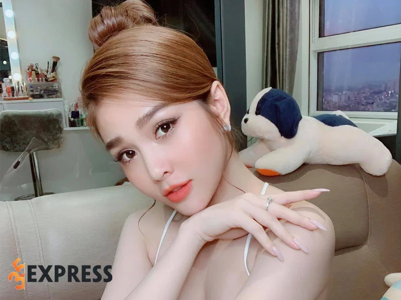 con-duong-su-nghiep-cua-nang-ny-saki-hot-girl-ghien-mi-go-35express