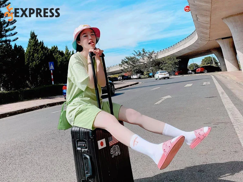 cuoc-song-lam-dau-hao-mon-ong-trum-dien-tu-sai-gon-cua-van-tiny-ra-sao-1-35express