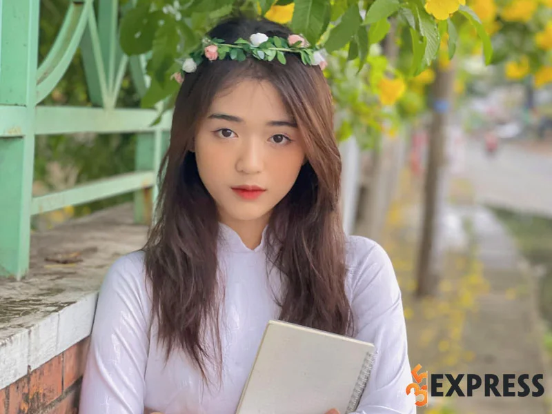 mai-ha-hoang-yen-va-nhung-lan-khien-cong-dong-mang-phai-rung-dong-35express