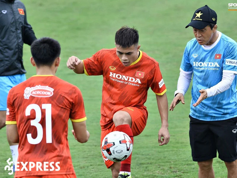 su-nghiep-bong-da-cua-ly-cong-hoang-anh-3-35express
