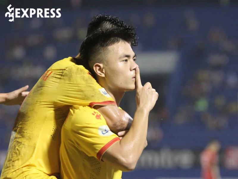 su-nghiep-bong-da-cua-ly-cong-hoang-anh-35express