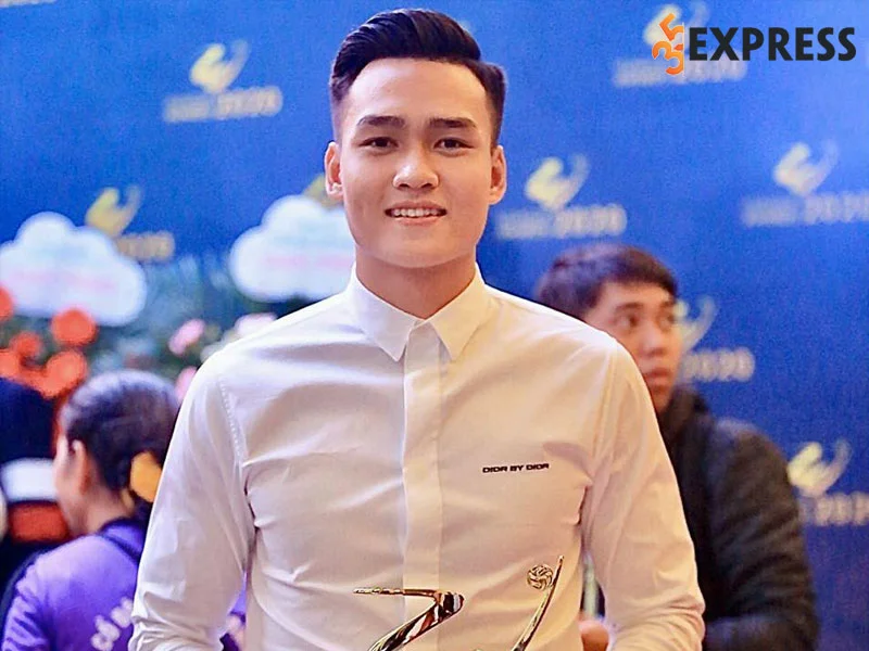 su-nghiep-cau-thu-cua-bui-hoang-viet-anh-1-35express