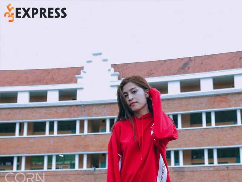 su-nghiep-cua-raina-nu-streamer-hut-fan-35express