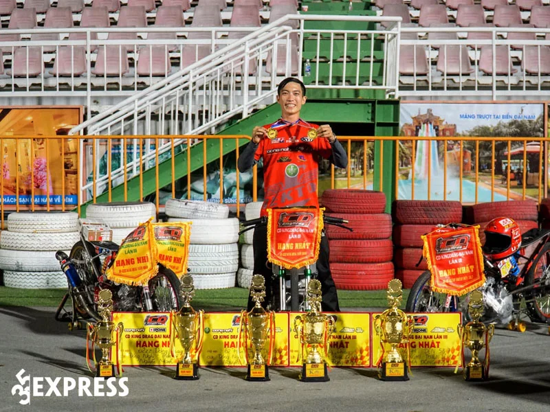 to-ha-dong-nghi-phuot-xuyen-viet-bang-xe-may-35express