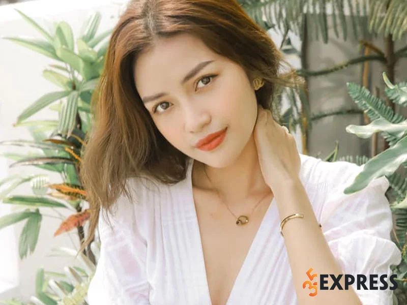 tom-tat-tieu-su-ly-lich-cua-nguoi-mau-hoa-hau-ngoc-chau-35express