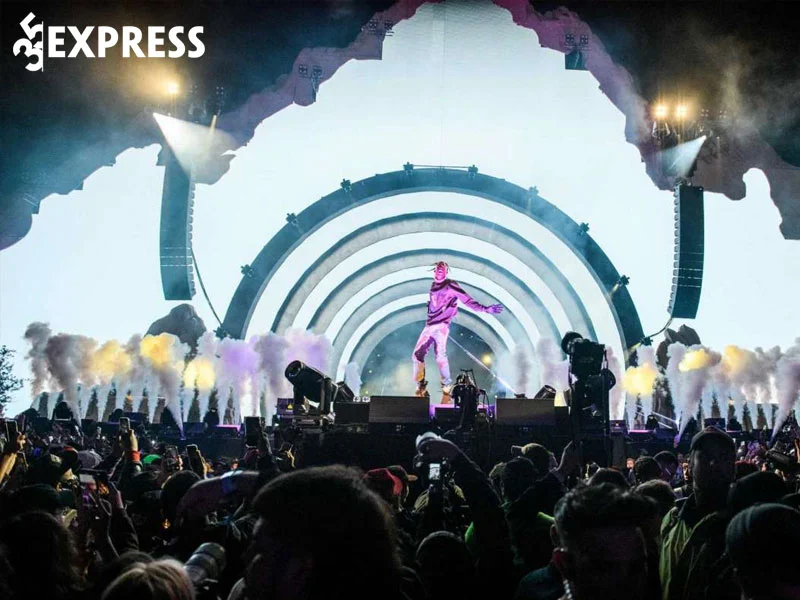 travis-scott-va-tham-hoa-kinh-hoang-tai-le-hoi-am-nhac-astroworld-35express