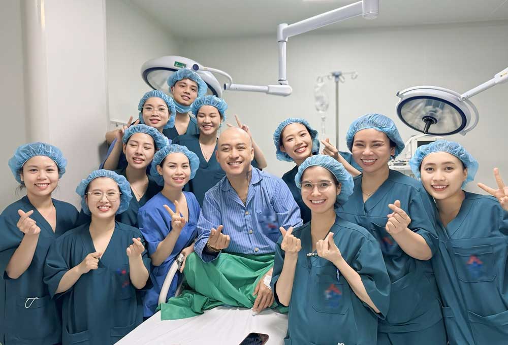 Xót xa với hình ảnh ca sĩ Tuấn Hưng nhập viện