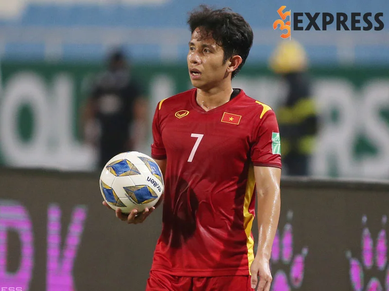 cau-thu-hong-duy-bi-tan-cong-vi-su-sai-lam-trong-tran-dau-voi-thai-lan-35express