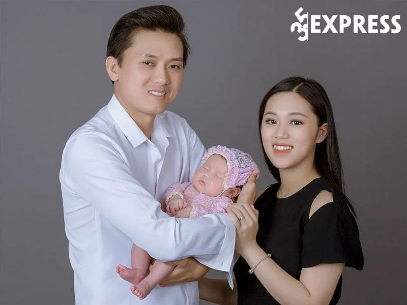 cuoc-song-cua-quach-ngoc-tuyen-voi-vo-tre-voi-vo-kem-16-tuoi-35express