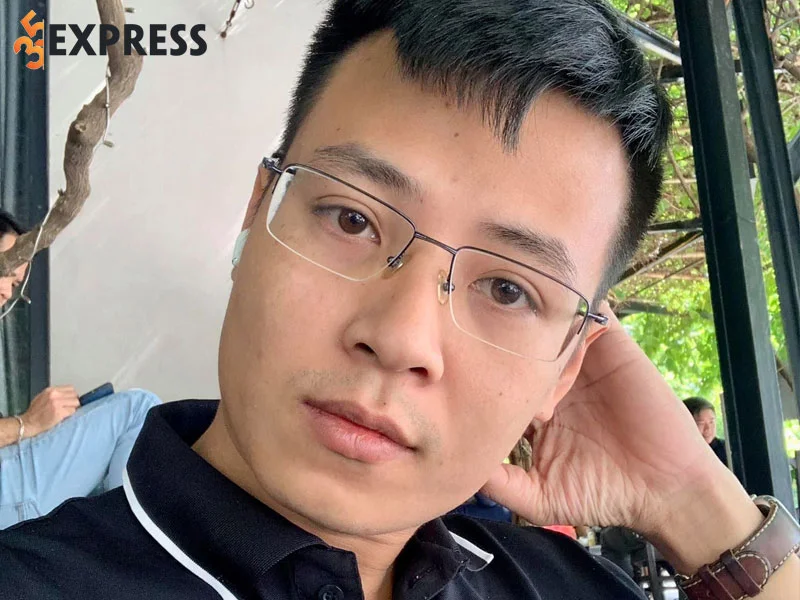 dang-thanh-nam-viet-sach-tu-luc-ngoi-tren-ghe-nha-truong-35express