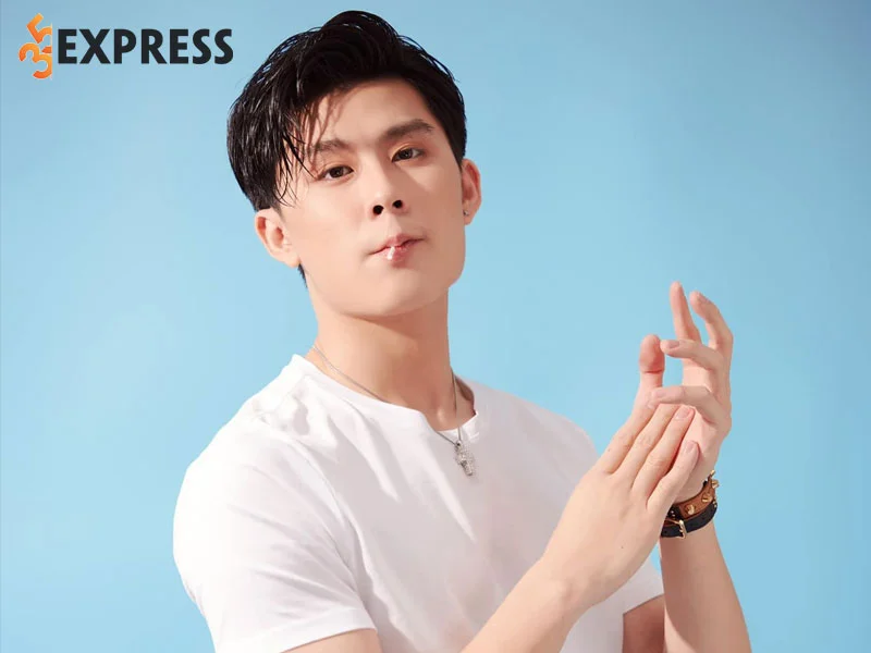 hoang-trung-soai-ca-so-mi-trang-buoc-ra-tu-truyen-ngon-tinh-35express