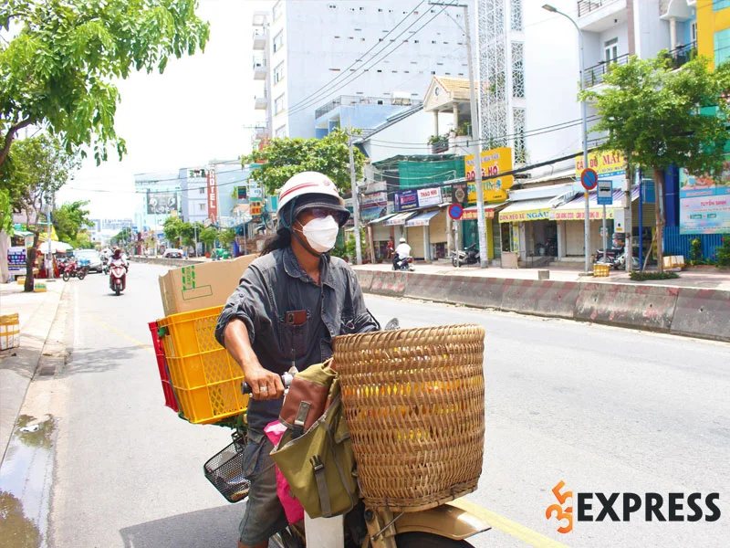lam-ong-huc-chang-trai-tu-thien-sieu-de-thuong-2-35express