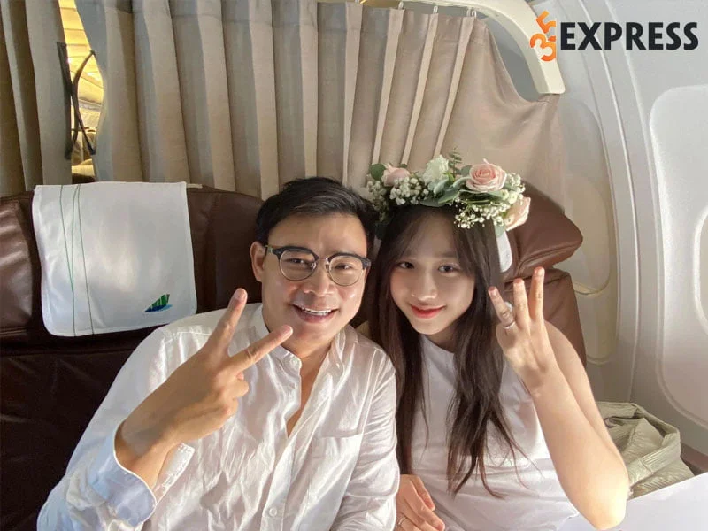 pham-ngoc-ha-my-duoc-ban-trai-cau-hon-tren-may-bay-35express