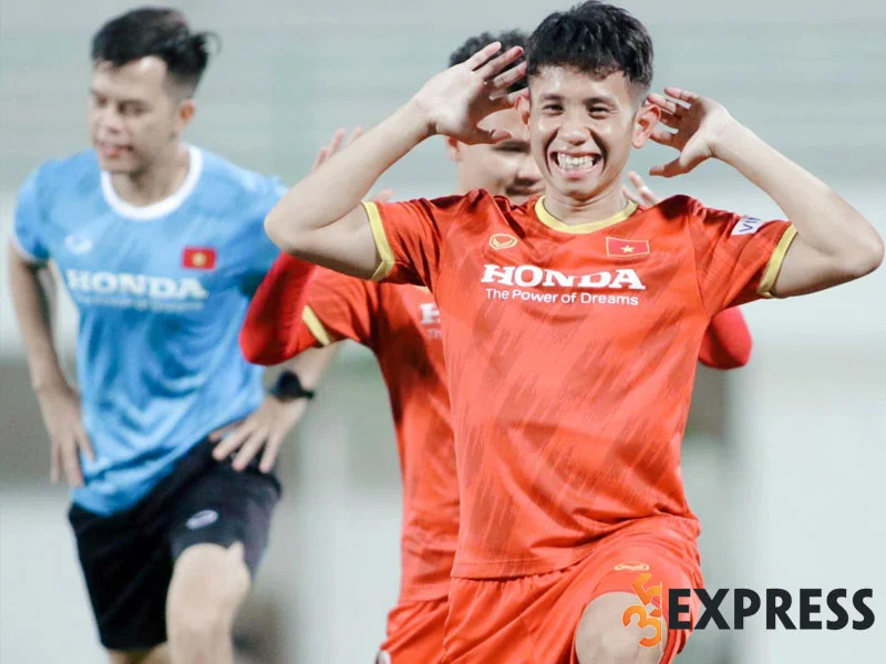 su-nghiep-da-bong-cua-cau-thu-hong-duy-2-35express