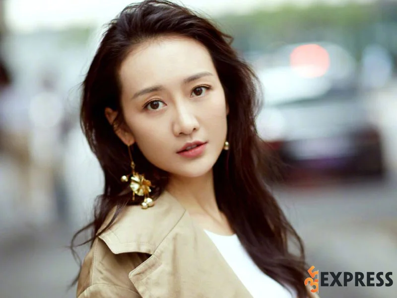 su-nghiep-dien-xuat-cua-nu-dien-vien-vuong-au-35express