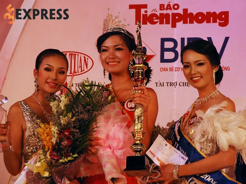 thuy-dung-hanh-trinh-tro-thanh-hoa-hau-viet-nam-2008-1-35express