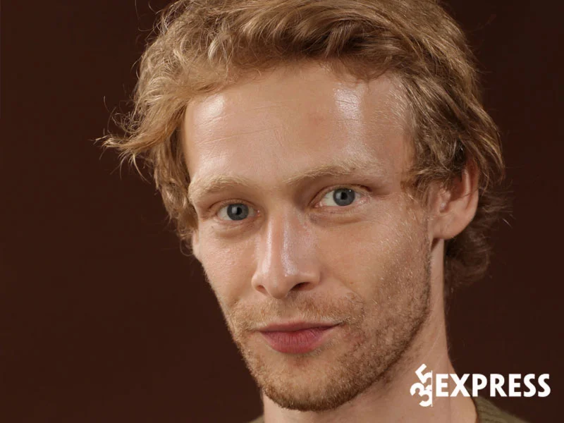 tieu-su-ly-lich-cua-johnny-lewis-35express