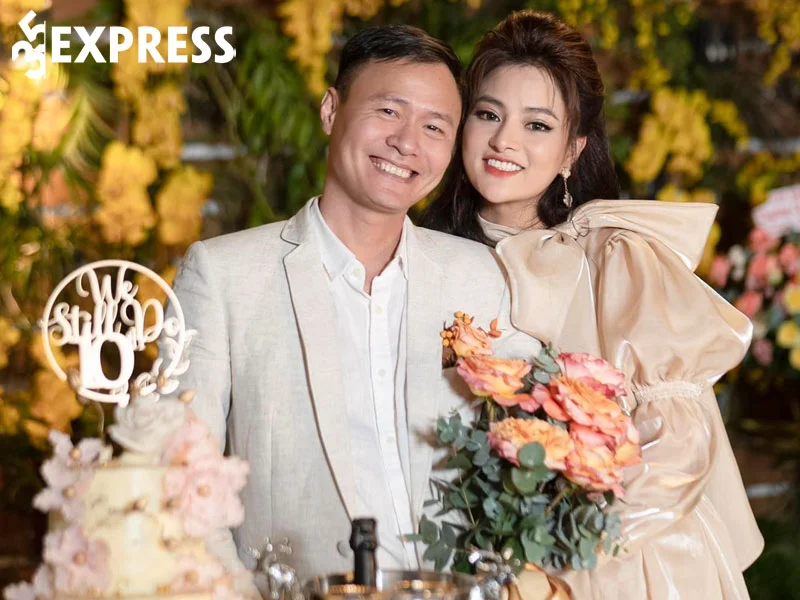 vu-thu-phuong-gia-dinh-hanh-phuc-ben-chong-va-con-gai-1-35express