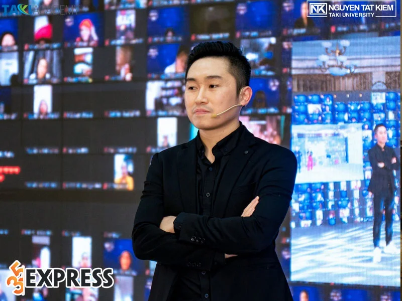 ceo-nguyen-tat-kiem-khoi-nghiep-tu-hai-ban-tay-trang-1-35express