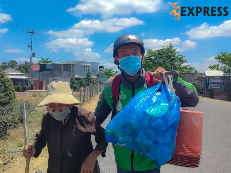 co-mot-tam-rom-bo-nghe-de-lam-vlog-giup-do-nguoi-ngheo-1-35express