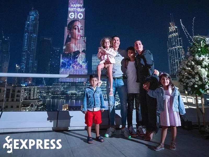 georgina-rodriguez-lo-lem-thoi-hien-dai-lot-mat-hoang-tu-ronaldo-35express