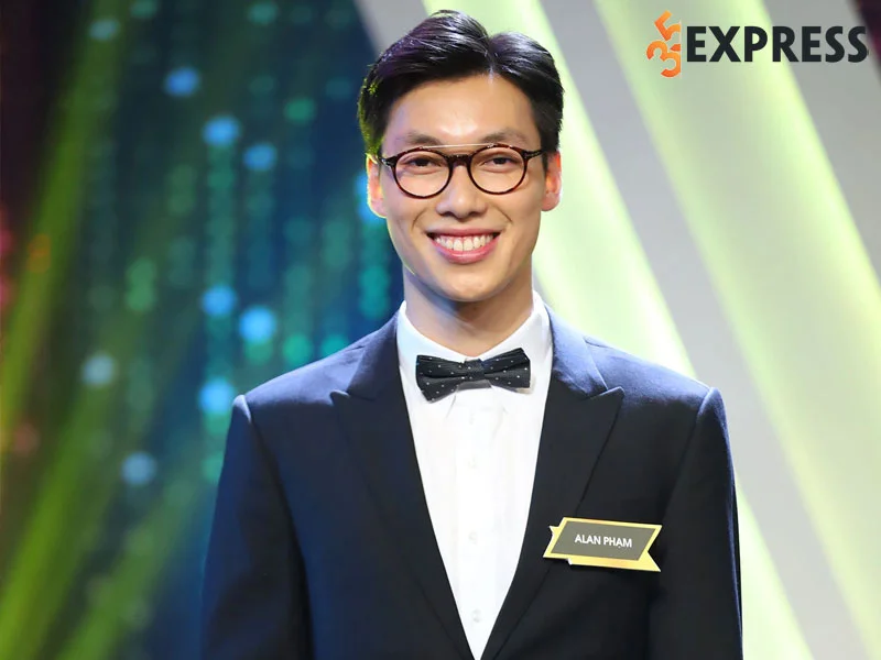 nam-than-alan-pham-buoc-ra-tu-chuong-trinh-nguoi-ay-la-ai-35express