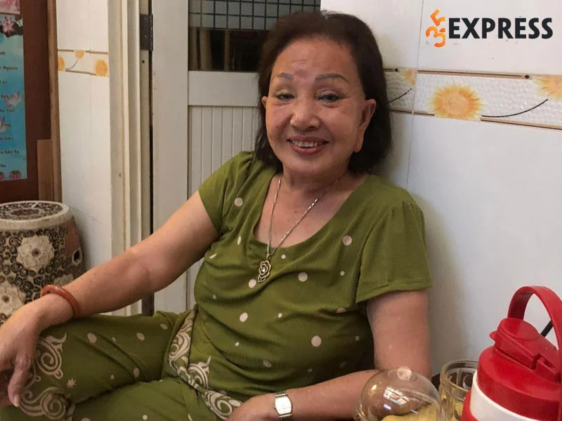 nsnd-hong-nga-bi-con-cai-bo-be-o-tuoi-xe-chieu-1-35express