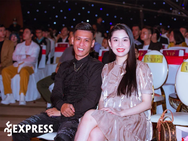 phan-ung-chong-giang-ho-cua-abbey-pham-1-35express