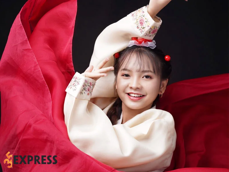 tiktoker-nzahan-voi-so-luong-follow-khung-35express