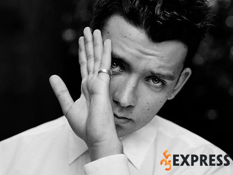 tom-tat-chi-tiet-tieu-su-thong-tin-ly-lich-cua-asa-butterfield-35express