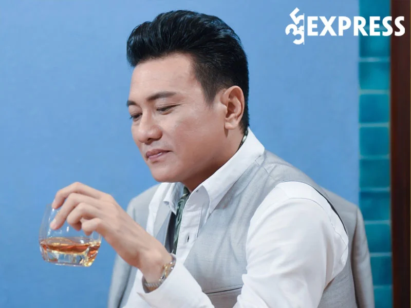 tom-tat-tieu-su-thong-tin-ly-lich-cua-hoang-phuc-35express