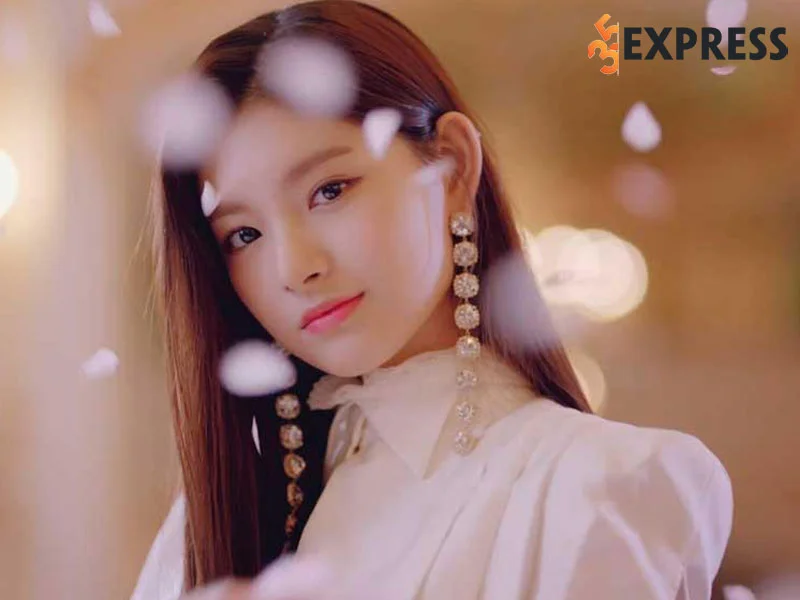 wang-yiren-bi-knet-nem-da-vi-kieu-chao-chuc-mung-nam-moi-1-35express