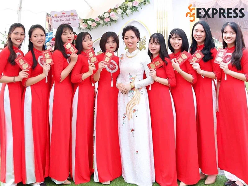 ao-dai-bung-qua-mau-do-35express