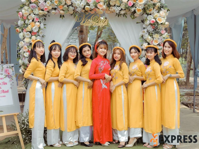ao-dai-bung-qua-mau-vang-35express
