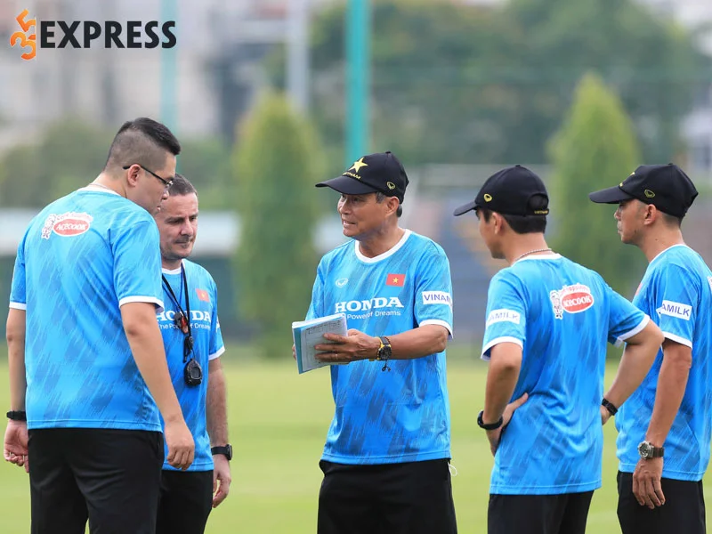 mai-duc-chung-hanh-trinh-tro-thanh-huan-luyen-vien-bong-da-2-35express