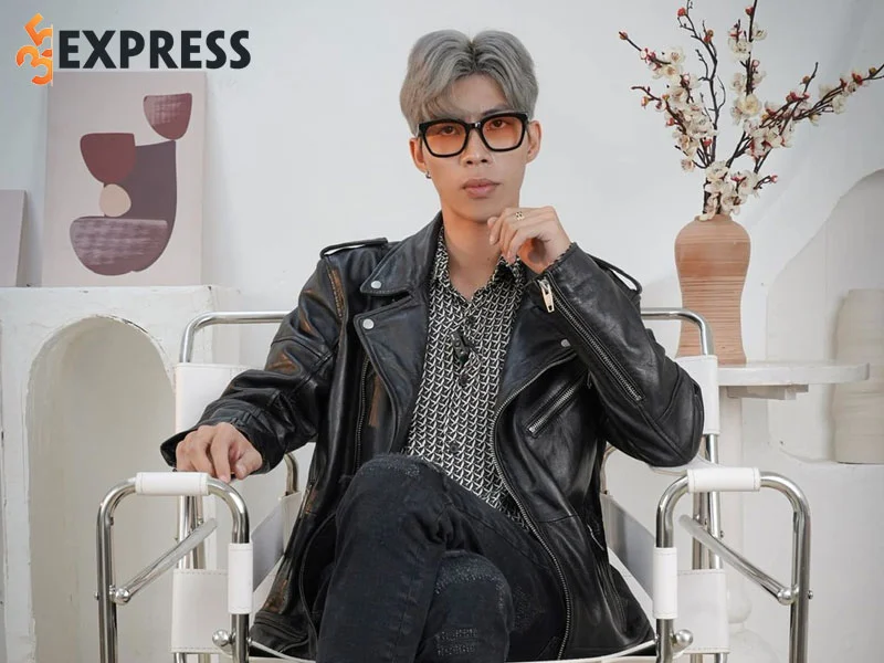 streamer-hai-mom-la-ai-1-35express
