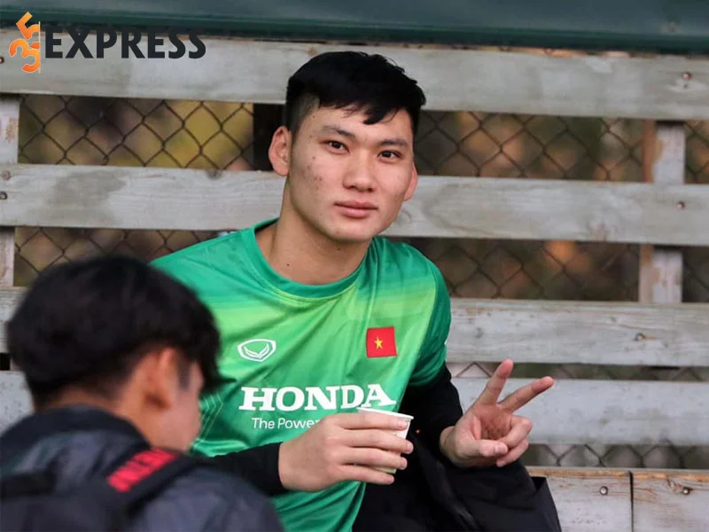 thu-mon-xuan-hoang-la-ai-1-35express