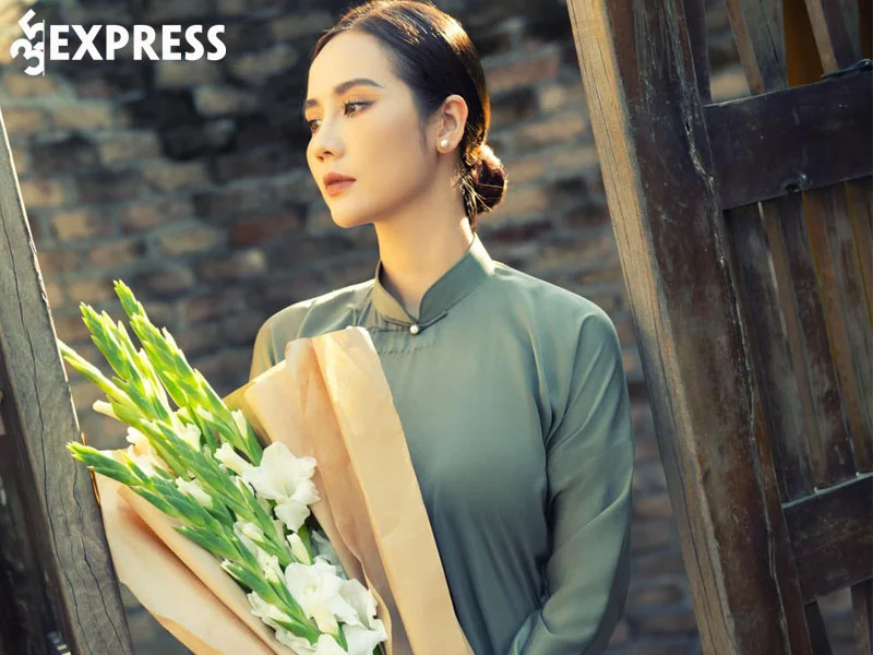 tom-tat-tieu-su-ly-lich-ve-huyen-lizzie-35express