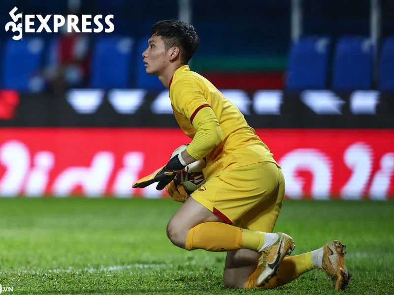 xuan-hoang-truyen-thong-diep-xuc-dong-trong-tran-thang-u23-thai-lan-1-35express