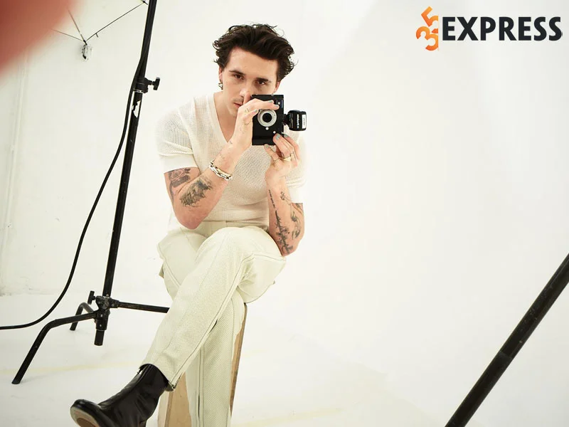 brooklyn-beckham-duoc-bo-me-ho-tro-het-minh-nhung-van-bat-tai-35express
