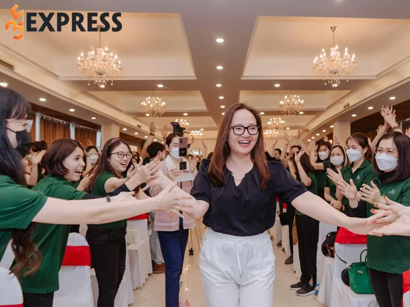 nu-streamer-hoang-huong-to-chuc-su-kien-off-fan-tai-ha-noi-35express