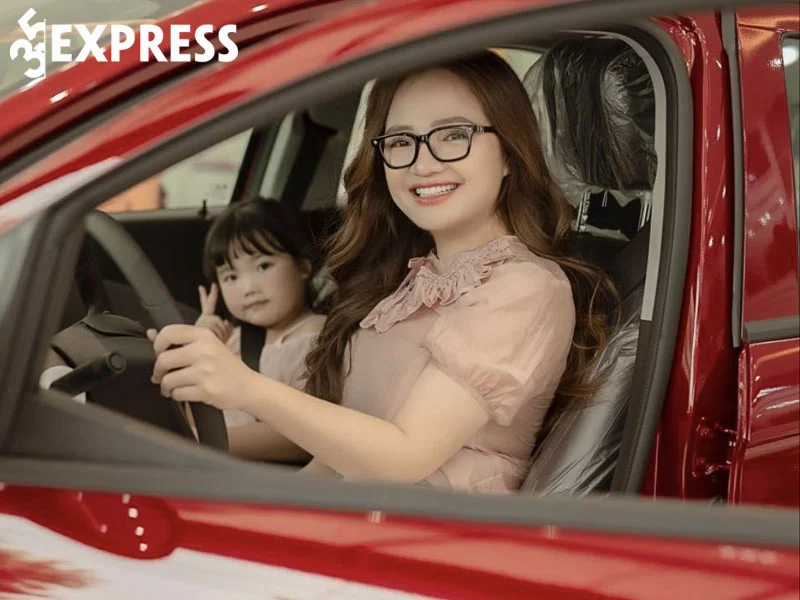 streamer-hoang-huong-boc-phot-thuoc-gia-tu-cam-ga-35express