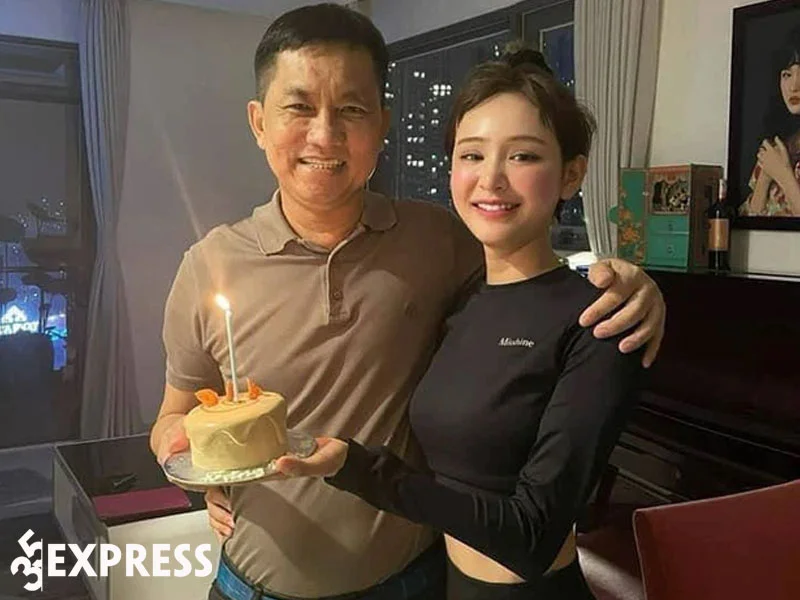 tong-hop-loat-anh-cua-hien-ho-cung-ceo-ho-nhan-xuat-hien-khap-mxh-3-35express