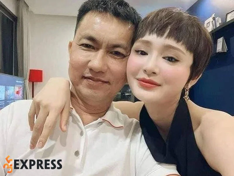 tong-hop-loat-anh-cua-hien-ho-cung-ceo-ho-nhan-xuat-hien-khap-mxh-8-35express
