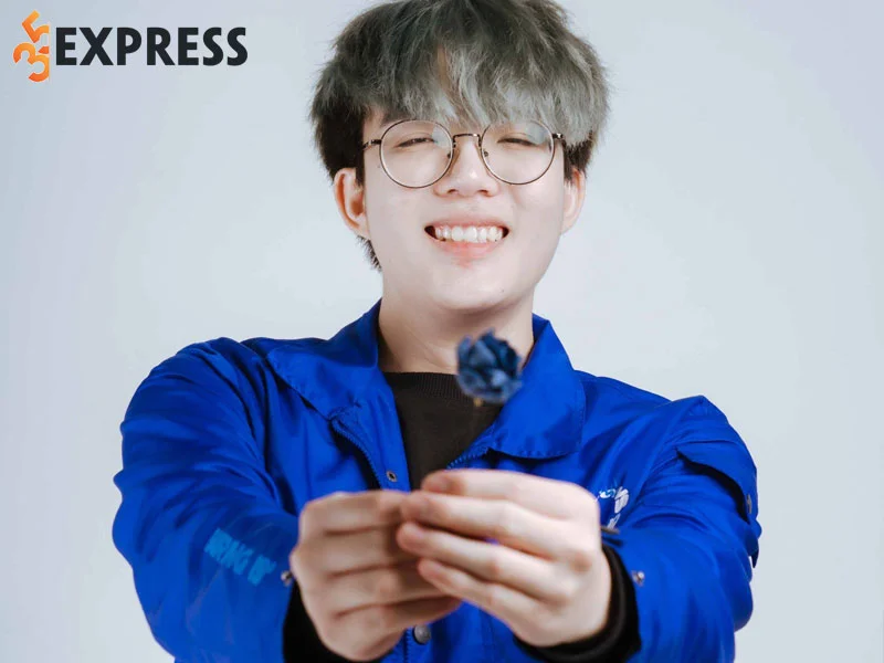 youtuber-phong-can-tv-la-ai-1-35express